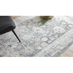 Elegáns szürke és fehér mintás szőnyeg, tökéletes a nappaliba