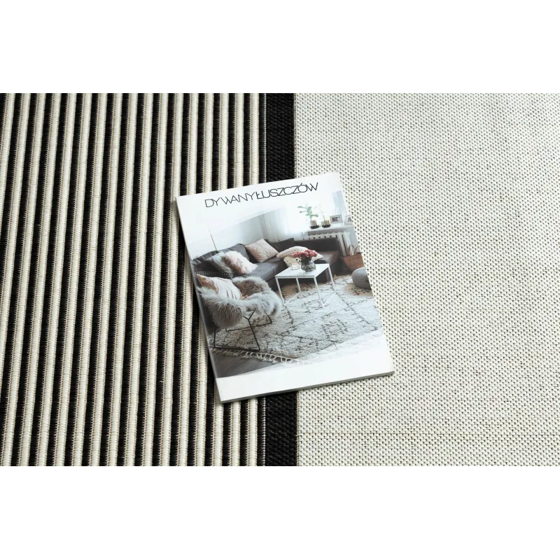 Elegáns sisal szőnyeg krém és fekete színben, tökéletes modern belső terekhez